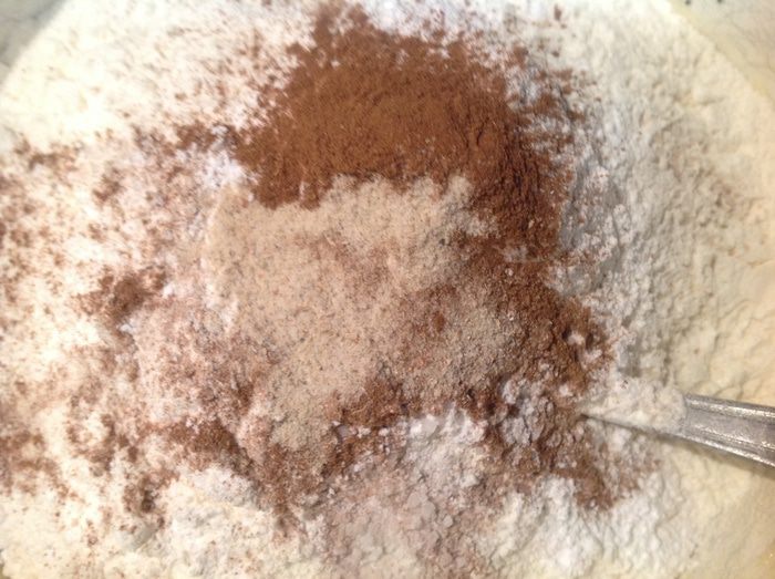 Сливовый пирог с маком и специями