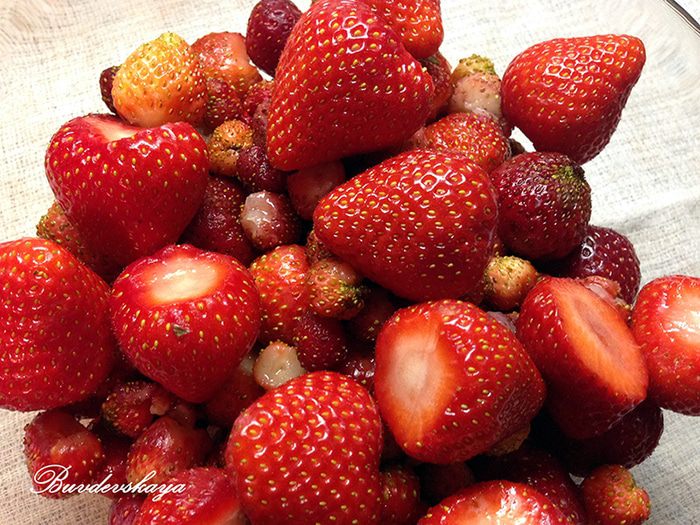 Клубничный джем с базиликом и кедровыми орешками