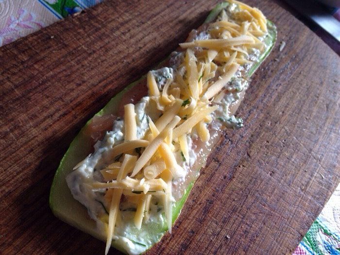 Рулетики из кабачков с курицей и творожной начинкой