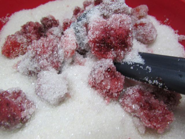 Свежая клубника с сахаром (заготовка на зиму)