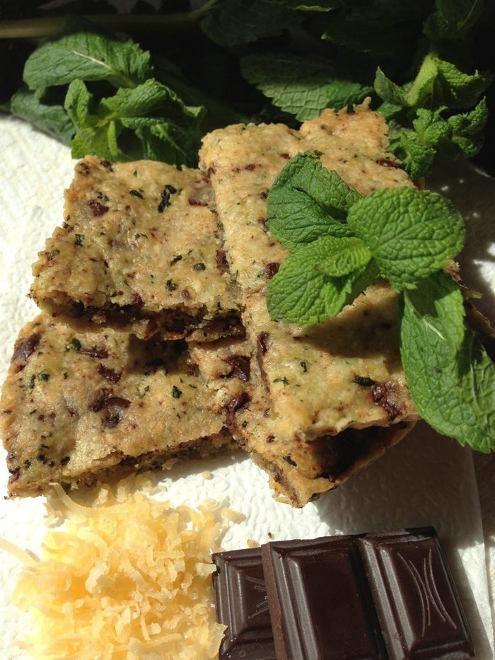 Песочное печенье с горьким шоколадом, пармезаном и мятой