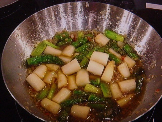 Вок с весенними овощами и креветками