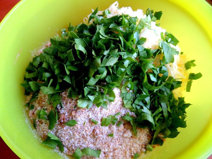 Баварские колбаски с итальянской пастой под сырным штрейзелем