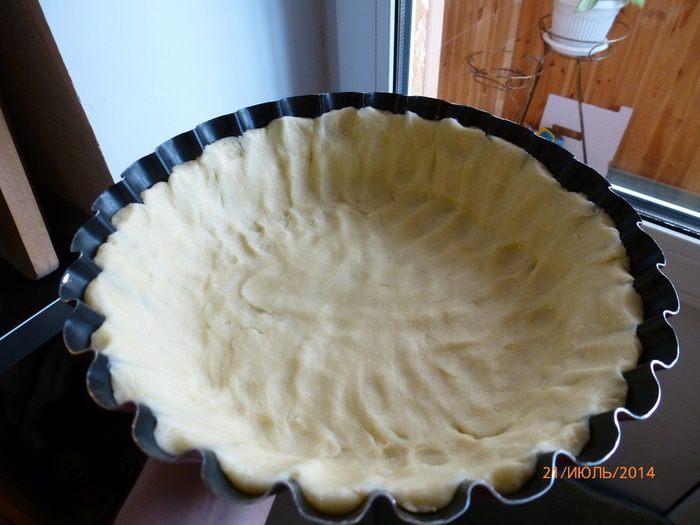 Тарт с малиной, заварным кремом и шоколадной прослойкой