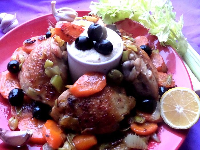 Куриные бёдра с овощами и соусом