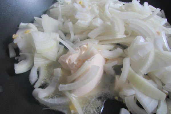 Печеночные шарики с жареным луком в фисташках