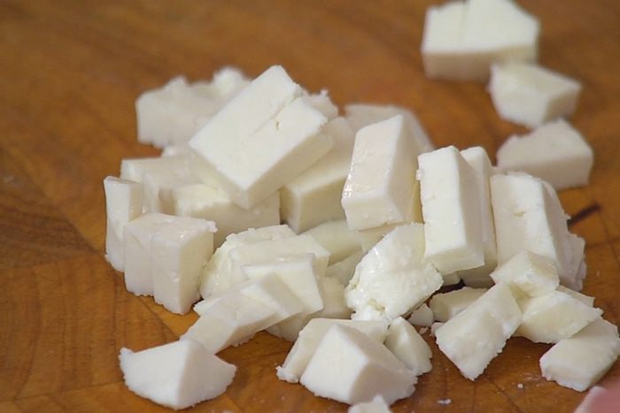 Пирог со шпинатом, изюмом и соусом песто 