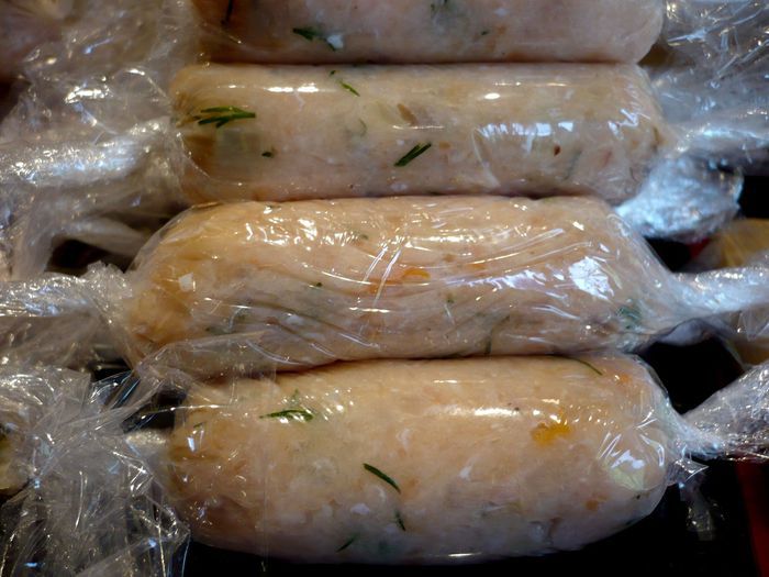 Рыбные колбаски под лимонным соусом