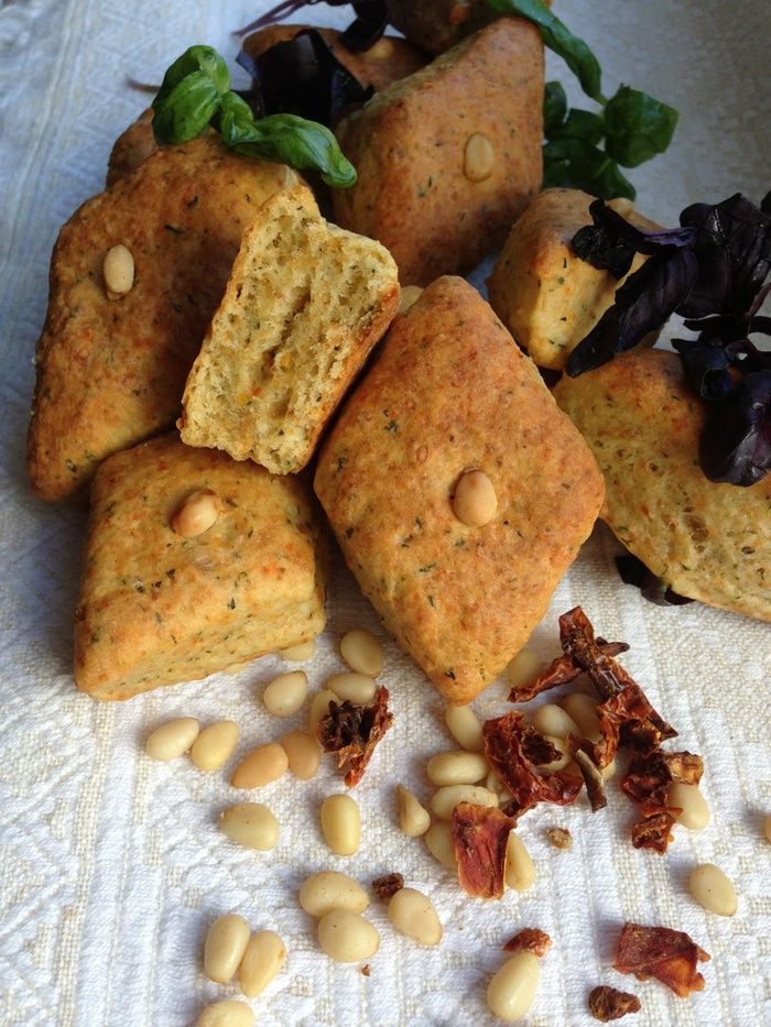 Печенье с кедровыми орешками, пармезаном и базиликом 