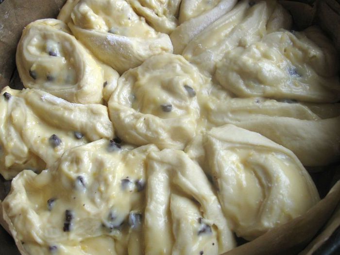   Бриошь с кусочками шоколада и кремом Патисьер