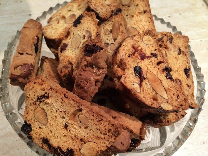 Кантучини с миндалем и вяленой вишней