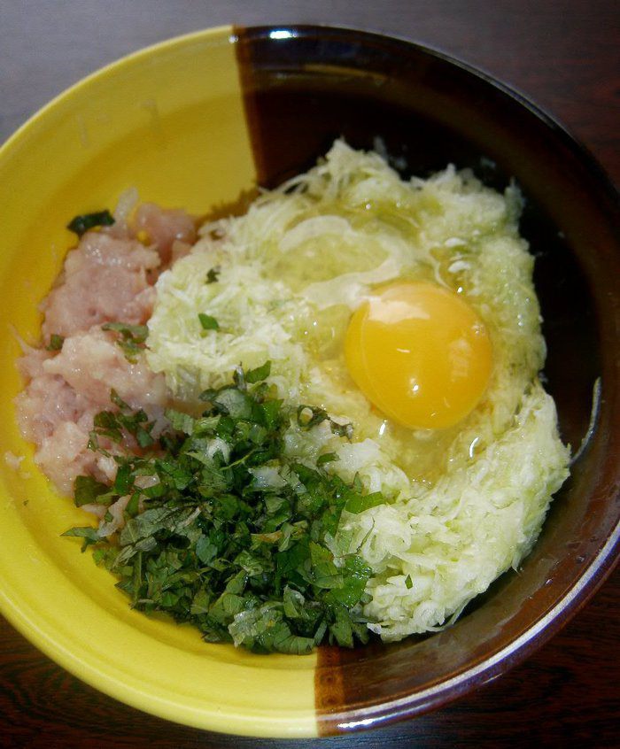 Куриные котлеты с кабачком и мятой