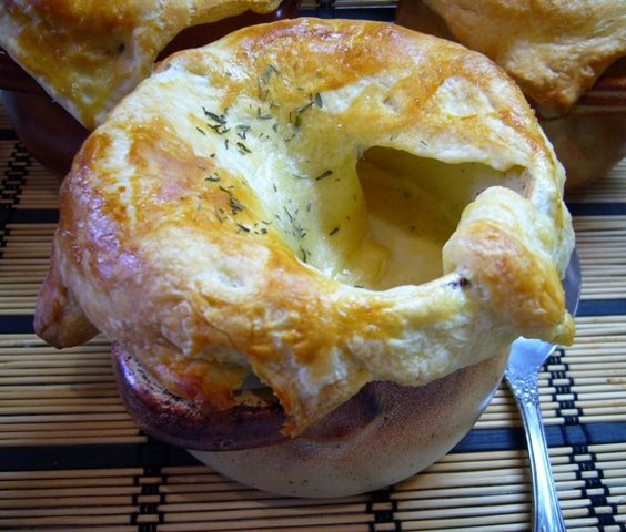 Рыбный велюте под крышкой из слоеного теста