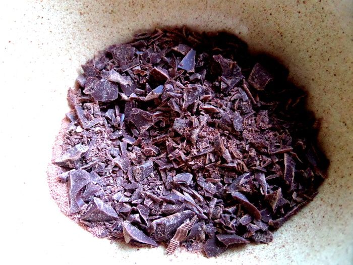 Прохладный коктейль из мороженого с черникой