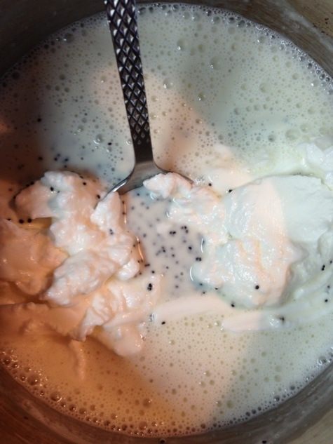 Маковый десерт под соусом из кураги