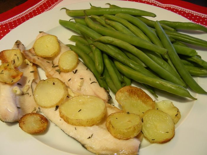 Рыба, запеченная на соли, с тимьяном, чесноком и картофельными чипсами