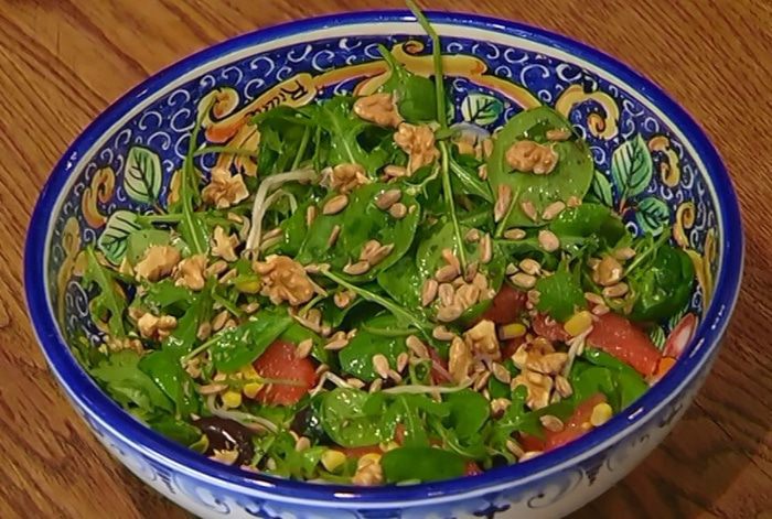 Салат с грейпфрутом, орехами и оливками   