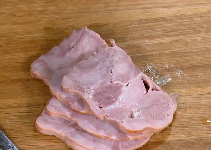 Круассаны, запеченные с яйцами, сыром и ветчиной 
