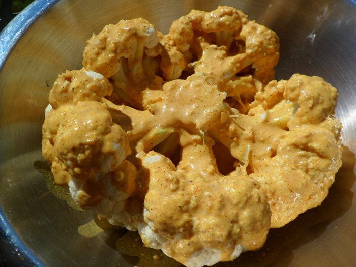 Запеченная цветная капуста с йогуртово-мятным соусом