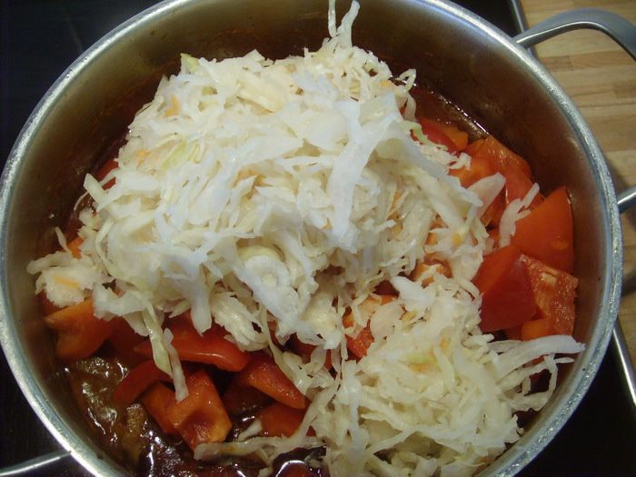 Гуляш с квашеной капустой