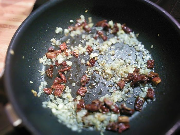 Закусочные маффины в стаканчиках из чоризо-салями