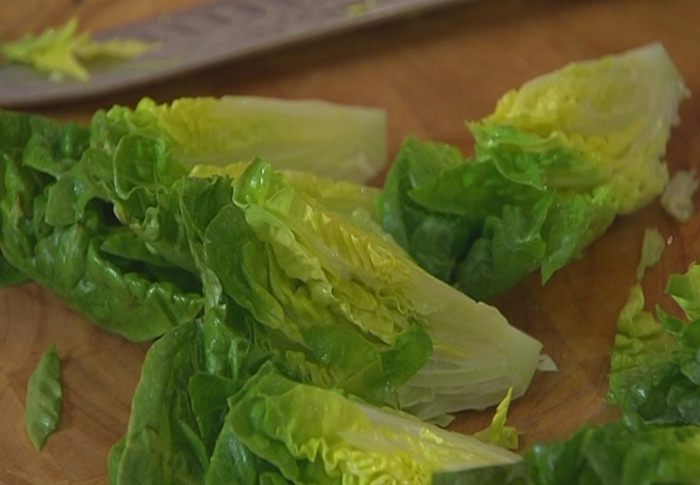 Салат с помидорами черри, беконом и крутонами 