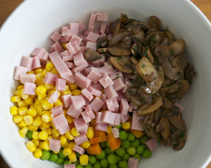 Салат из ветчины и макарон под соусом рикотта