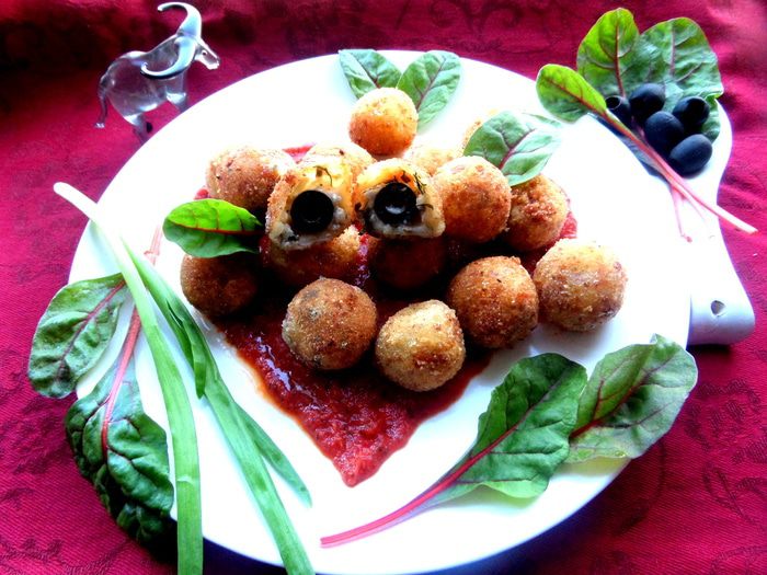 Сырная закуска-шарики в томатном соусе