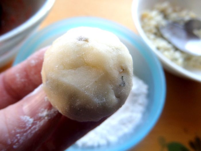 Сырная закуска-шарики в томатном соусе