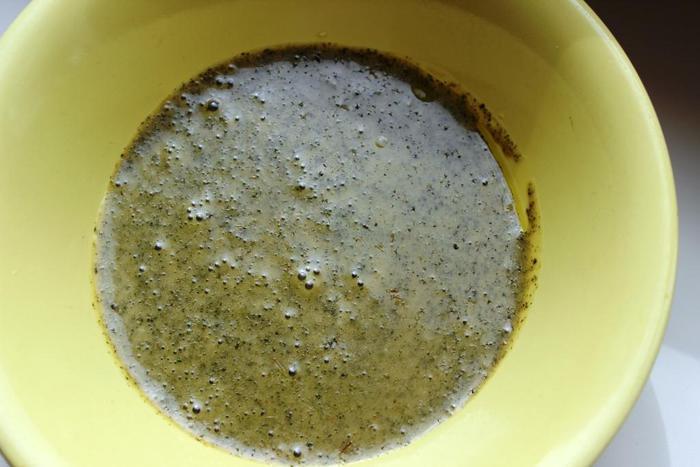 Салат с дыней, фетой, хрустящим беконом и фисташками