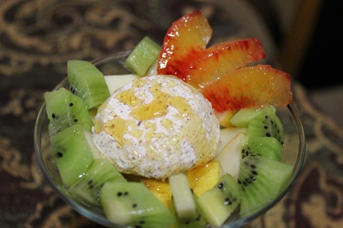 Фруктовый салат с мороженым и медом