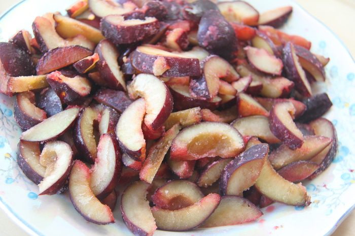 Черемуховый пирог со сливами