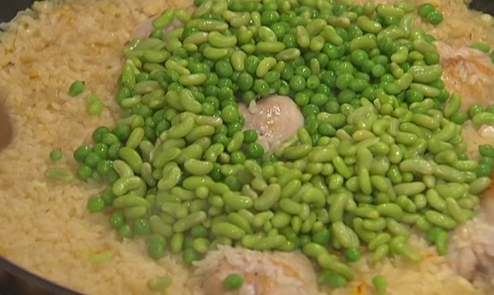 Весенняя паэлья с курицей и молодыми овощами