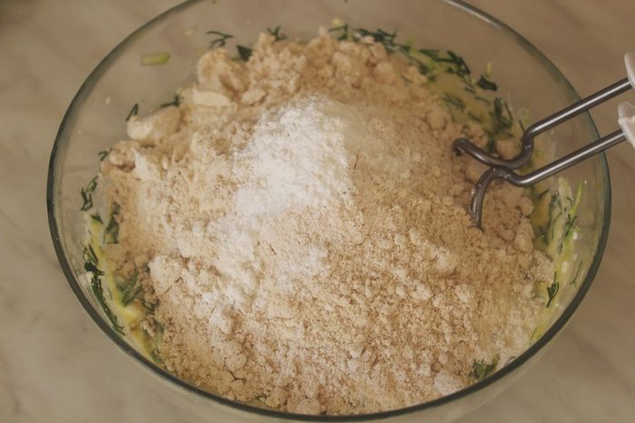 Закусочный творожный кекс с кабачком и укропом