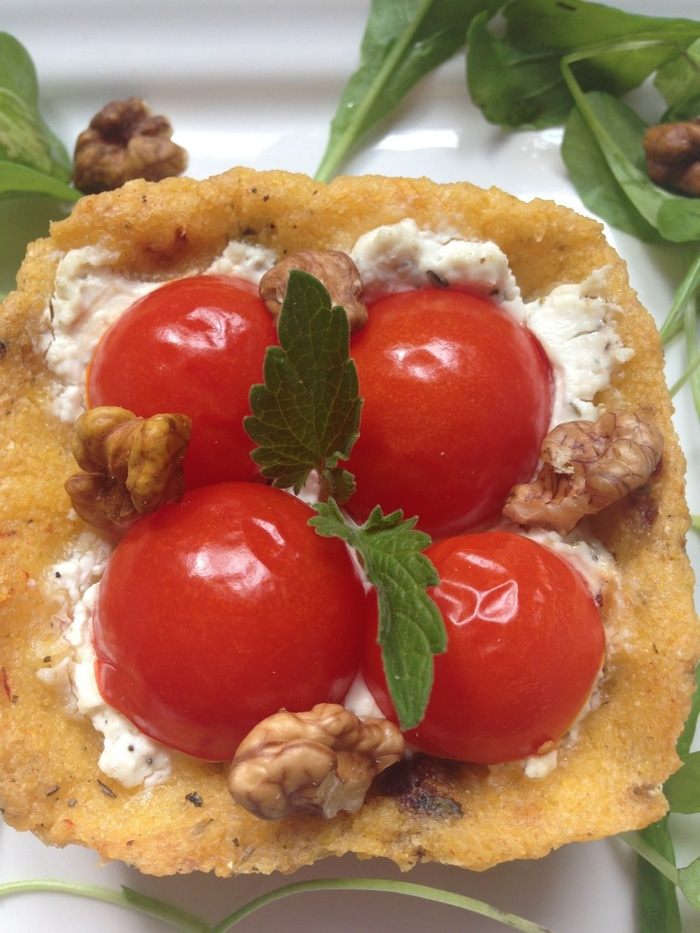Закусочные тарталетки из поленты с козьим сыром и помидорками черри