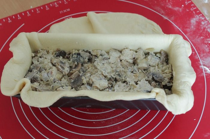 Пирог со скумбрией и грибами