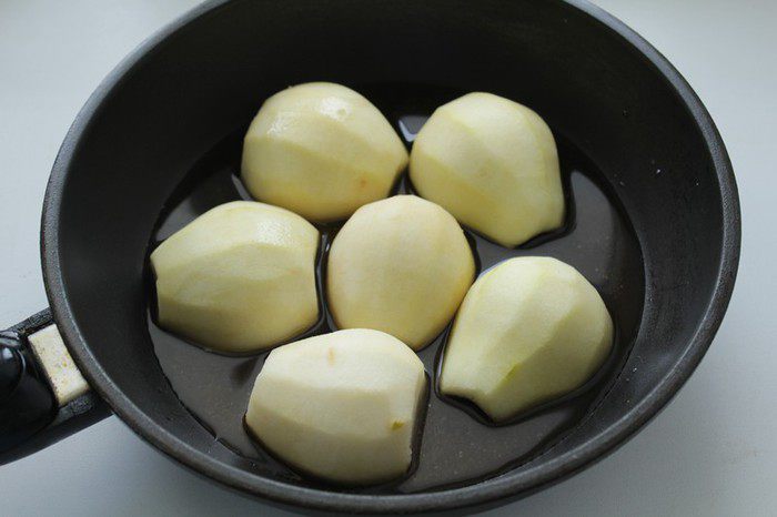 Пирог с карамелизированными грушами и заварным кремом