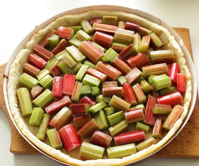 Тарт с ревенем и миндальным кремом