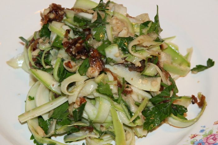 Кабачки с орехами и карамелизированным луком