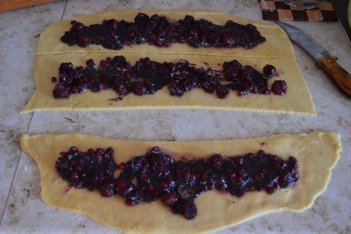 Сдобный пирог с вишнями и маком