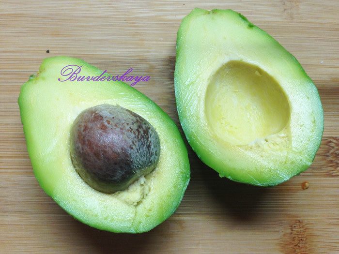 Салат с авокадо и моцареллой