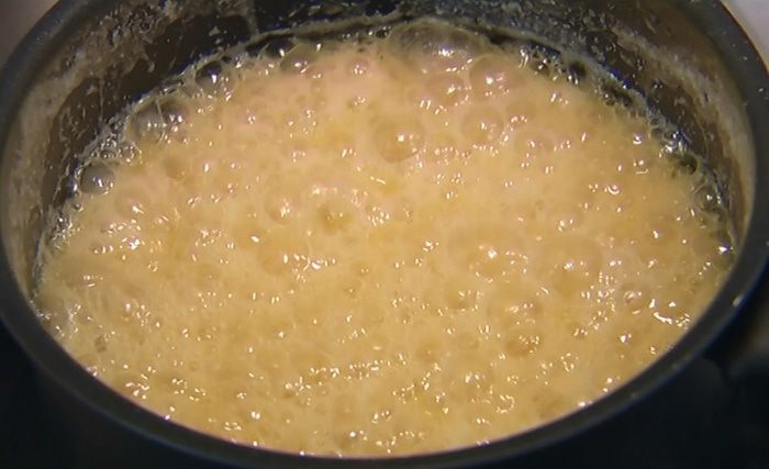 Ванильное мороженое с карамельным соусом и миндальной нугой