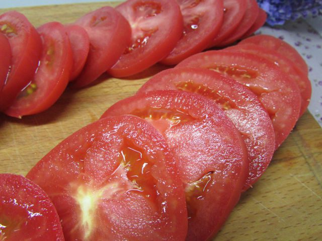 Слоеный пирог с помидорами и базиликом