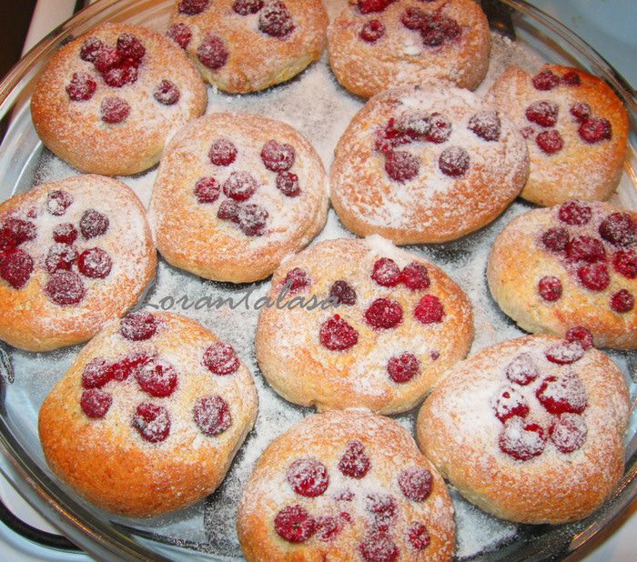 Творожные коржики с малиной