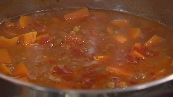 Суп с тыквой, сладким картофелем и чечевицей 