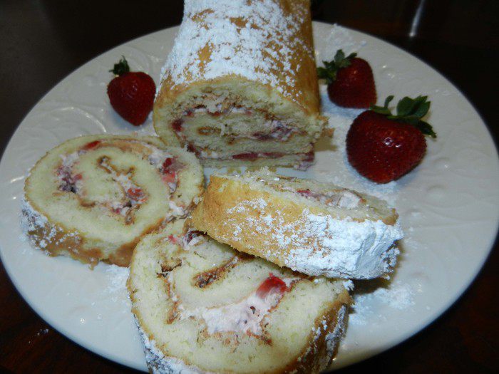 Рулет с клубникой и сливками (Cream-filled cake roll)