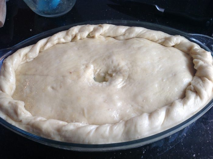 Пирог со свининой, щавелем и сыром