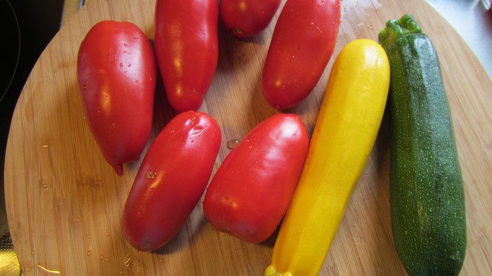 Киш с цукини и помидорами