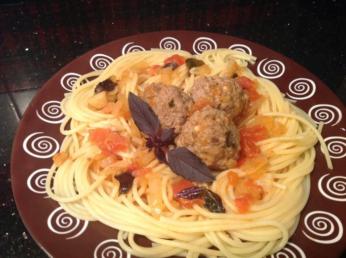 Спагетти с тефтельками с кедровыми орешками