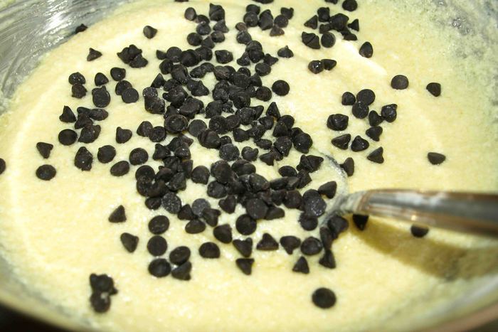 Кекс с вяленой вишней, арахисом и шоколадом